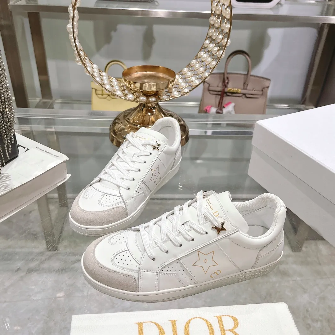 👟👟Ex-factory price 560👟👟Dior2024 new white shoes, Dior Dior Star women's sports shoes, very light summer white shoes. The upper is carefully made of imported suede, decorated with tonal suede panels, metal stars decorate the lace eyelets, and breathable mesh inside. The upper is punched and designed not to stuffy the feet. It is equipped with Christian Dior logo and thin soles. The thick sole is suitable for all seasons! Size: 35-41 (40 and 41 are customized and cannot be returned or exchanged)